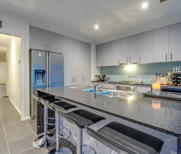 “This family-friendly 3 Bedroom home is surrounded by parks, walkin... - Photo 3