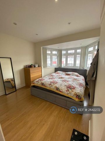 4 bedroom end of terrace house to rent - Photo 2