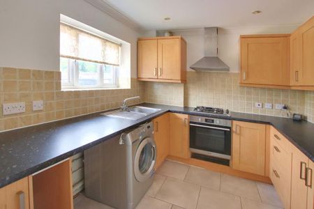 4 bedroom semi-detached house to rent - Photo 5