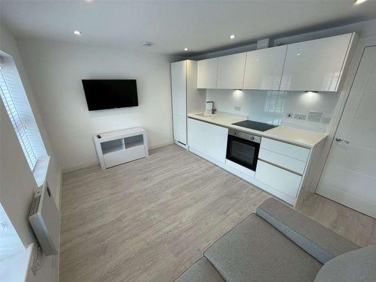 A 1 bedroom first floor apartment to rent in central Caversham, within 0.6 of a mile from Reading's train station. - Photo 1