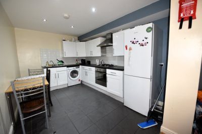 3 bedroom Flat in St Annes Road, Leeds - Photo 4