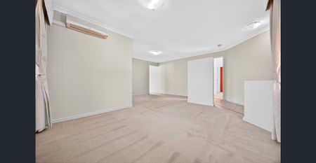 Spacious Family Living in Como - Photo 2