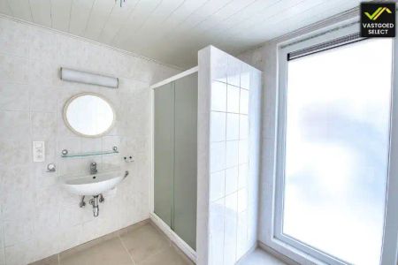 Lichtrijke woning met 2 slaapkamers, warmtepomp, zonnepanelen, parkeerplaats en tuin nabij centrum Eeklo - Photo 3