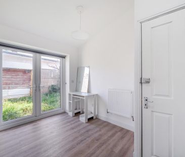 4 bedroom end of terrace house to rent - Photo 2