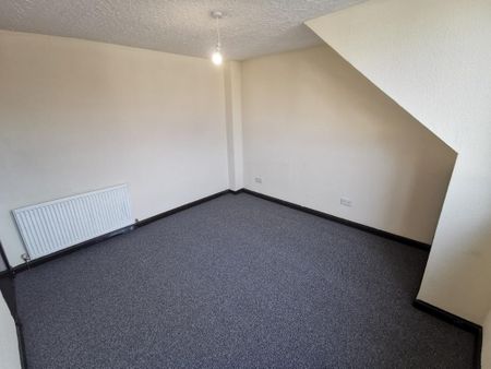 3 bedroom flat to rent - Photo 4