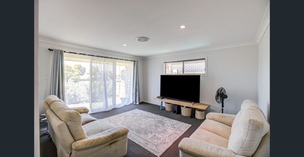 Large 4 Bedroom Family Home - Photo 1