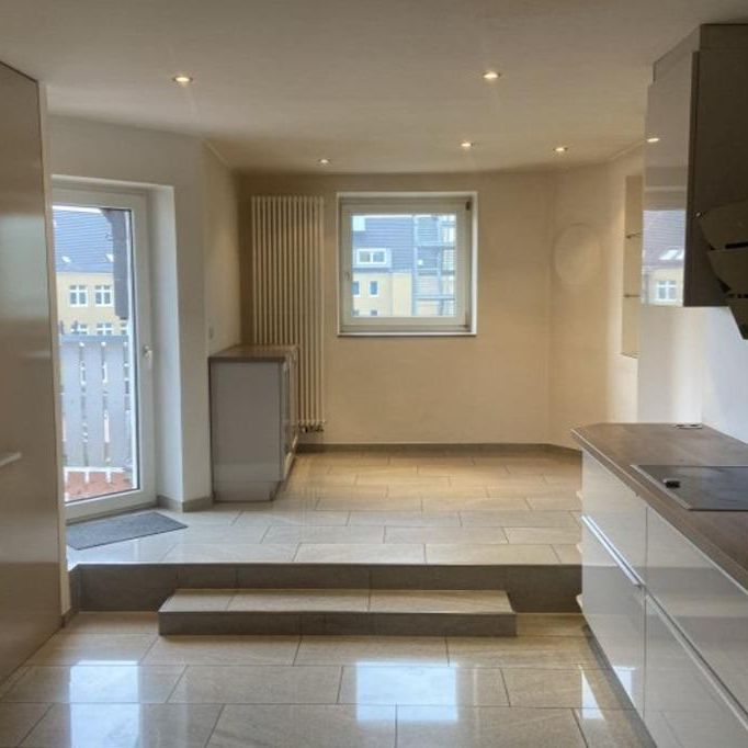 Sanierte Altbauwohnung mit großem Balkon, Küche & Garage im Klinikviertel - Photo 1