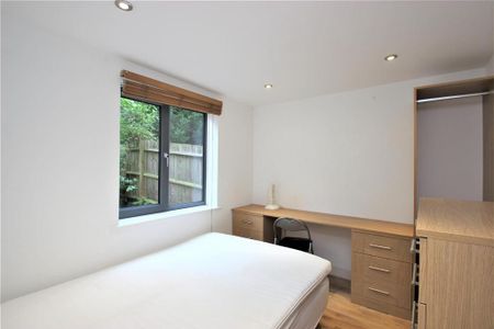 3 bedroom flat to rent - Photo 4