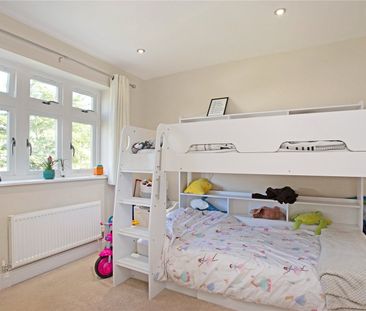 Ember Lane, Esher, Surrey, KT10 flat to rent - Photo 5