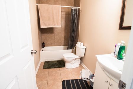 **ALL UTILITIES INCLUDED** STUDENT ROOMS FOR RENT IN ST. CATHARINES!!!! - Photo 3