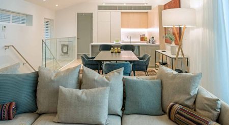 Curated Luxurious Townhouse - Photo 5