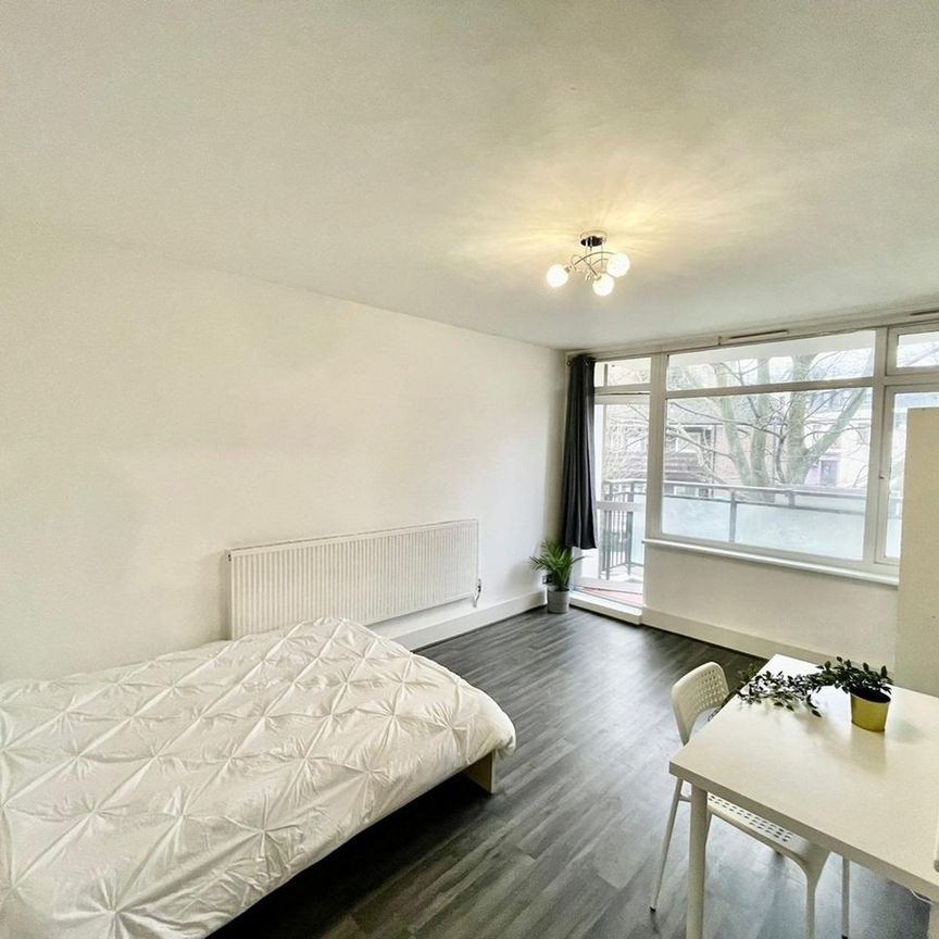 3 Bed Flat, Temple House, SW11 - Photo 1