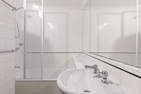 Spacious and bright 3 bedroom in prime location! - Photo 5