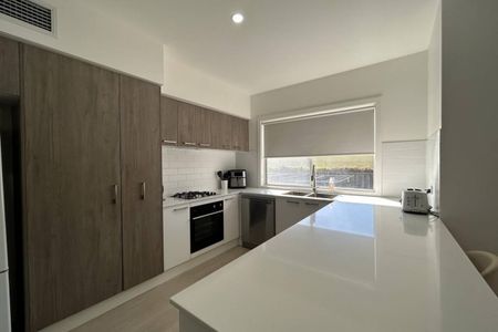 IMMACULATE TOWNHOUSE - Photo 4