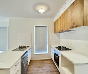 Brand New 3Br Family Home in Manor Lakes! - Photo 5