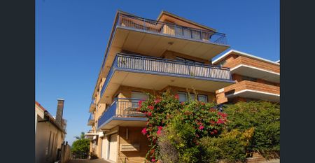 Sunny Two Bedroom Apartment With Stunning Views Of Coogee Beach - Photo 2