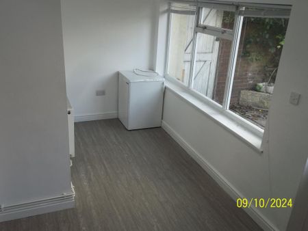 4 bedroom end of terrace house to rent - Photo 5