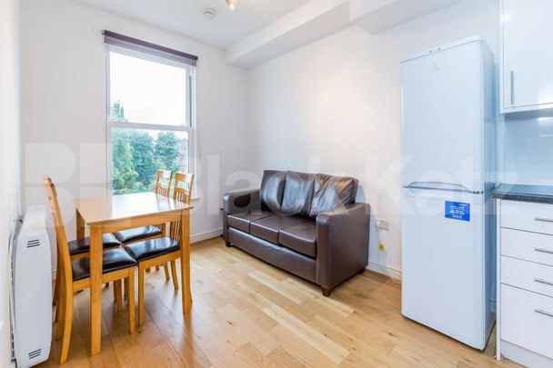 Newly decorated top floor 2 bedroom in a large victorian Building - Photo 1