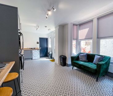 🌟 Ideal Location on Chantry Lane, Grimsby 🌟 Room 1 - En-Suite - Photo 1