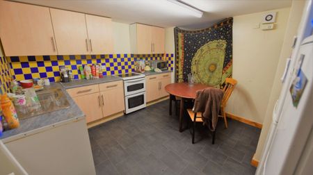 6 bedroom House in Ashville Terrace, Leeds - Photo 5