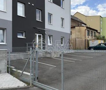 Pronájem moderního bytu 1+kk s předzahrádkou a parkovacím místem v ... - Photo 3