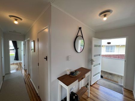 Spacious Mount Wellington Home - Photo 3