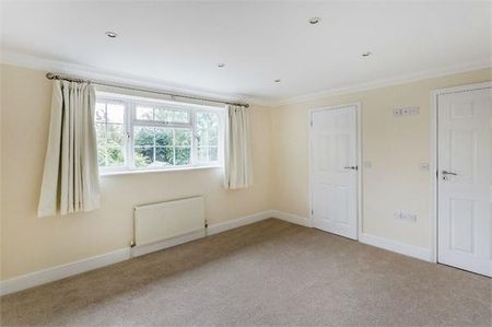6 bedroom detached house to rent - Photo 2