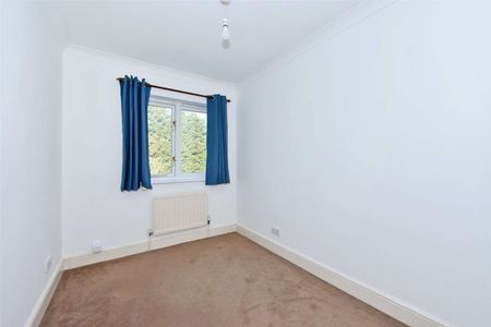 Well presented house located in an attractive close within Beaconsfield New Town. - Photo 4