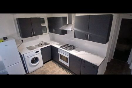 1 Bed Flat, The Drive, IG1 - Photo 2