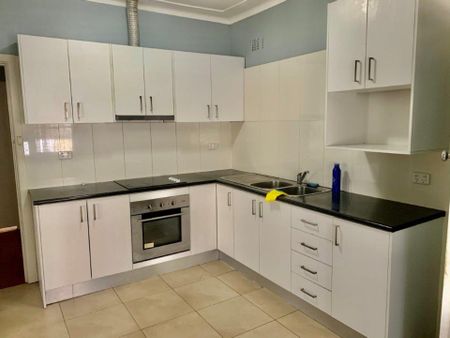 Fully Renovated House - Photo 4
