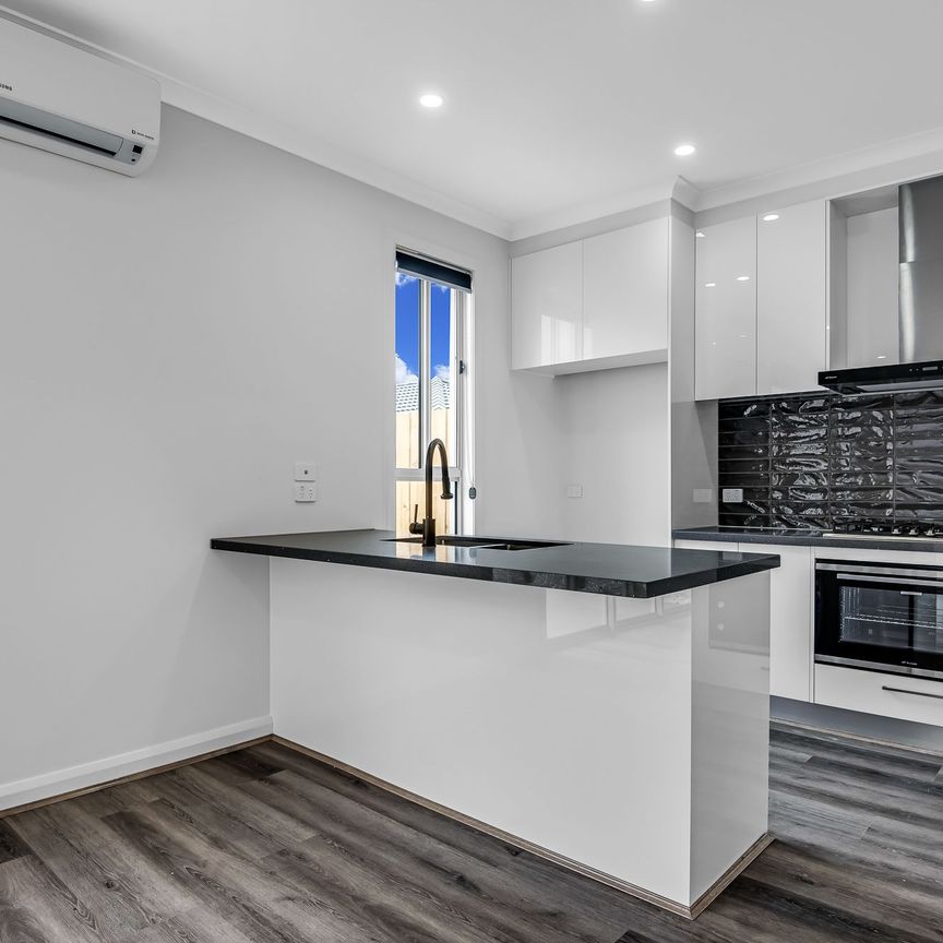 Stylish 3-Bedroom Family Home in Prestigious Upper Point Cook - Photo 1