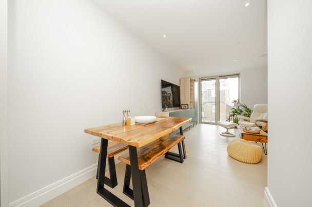 Espalier Gardens, Queens Park, NW6, London - Photo 1