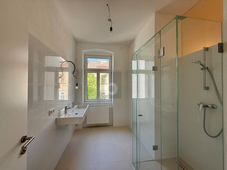 ERSTBEZUG NACH SANIERUNG - SONNIGE ALTBAUWOHNUNG - Foto 2