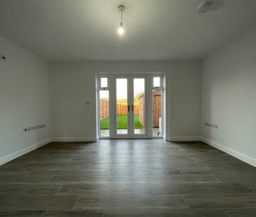 2 bedroom Semi-Detached House to let - Photo 1