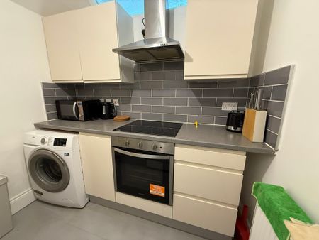 This fully furnished double bedroom is available in a three-person professional house share, located just off Cherry Hinton Road. The property offers excellent access to Addenbrooke’s Hospital, Cambridge Train Station, and the city centre, making it ideal for working professionals. - Photo 4