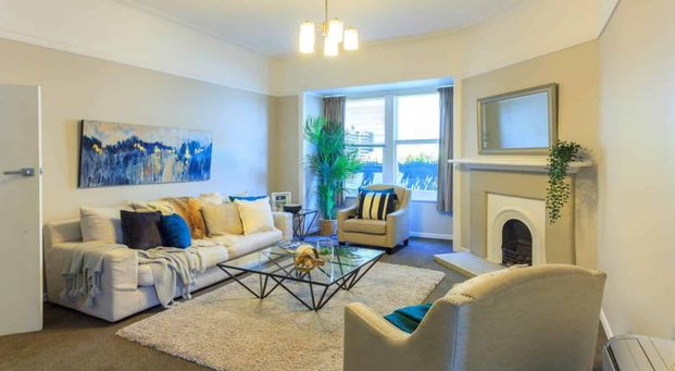 This sunny inviting family home - Photo 1