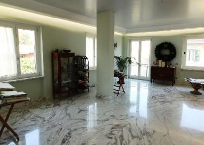 Aventino-S.Saba: Brand new 3 Bedroom, 3 bath, spacious triple living-dining room, modern kitchen, large balconies. Air conditioning, alarm, lots of natural light, located on quiet tree lined street walking distance to all services, metro, FAO. Ref 2057