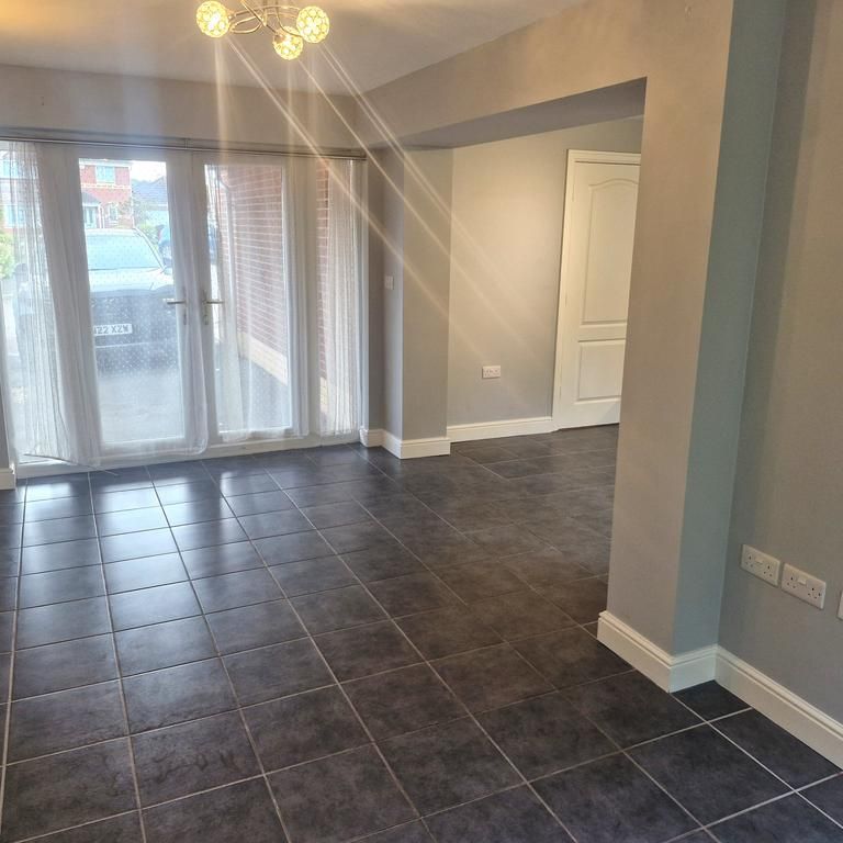 4 bedroom detached house to rent - Photo 1