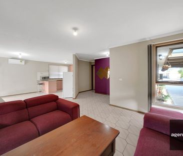 Stunning Family Home in Altona Meadows! - Photo 5