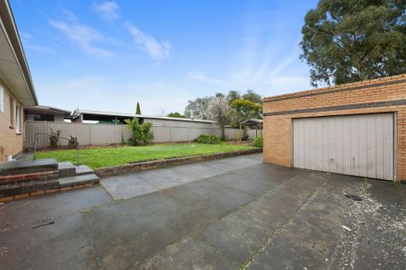 17 White Avenue, Wendouree Vic 3355 - Photo 3