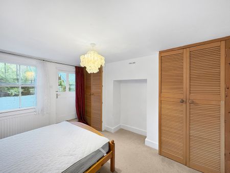 A well-presented and fully furnished one-bedroom garden view apartment set within an attractive period building, ideally located on a desirable residential road. - Photo 5