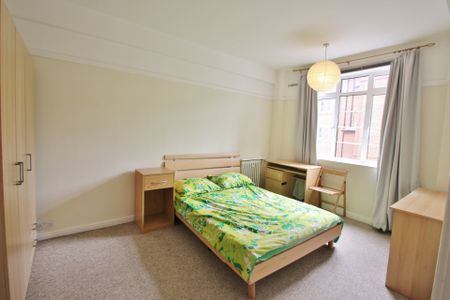 Latymer Court, Hammersmith Road, Hammersmith, London, W6 - Photo 3