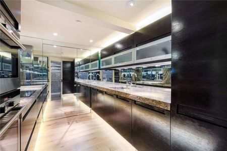 A luxurious three bedroom apartment in a contemporary loft style apartment befitting it's penthouse position, with two double bedrooms and one single bedroom on a private garden square. - Photo 4