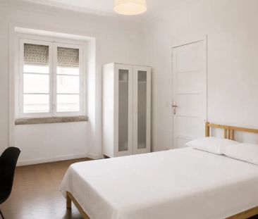 Room in a shared 7-bedroom apartment for rent in Lisbon - Photo 3