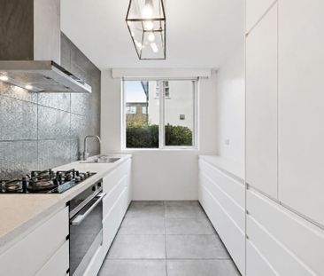 Charming Three-Bedroom Apartment in the Heart of Hawthorn - Photo 6