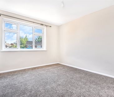 2 bedroom Flat in Horseshoe Crescent, Camberley - Photo 2