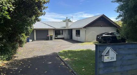 3-Bedroom, 2-Bathroom Home with spacious storage space & Swimming Pool in Papakura - Photo 4