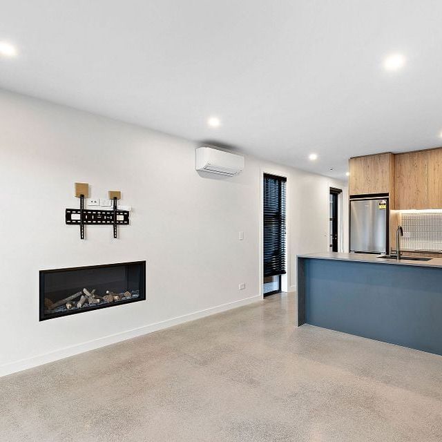 2 Bed, 2 Bath Townhouse with Garage! - Photo 1