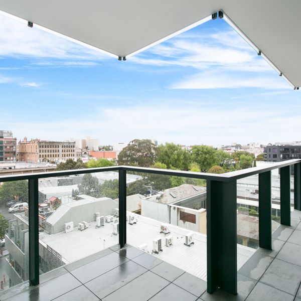 One Bedroom Apartment At The Back Of The Block With Rooftop Views - Photo 1
