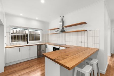 Charming 3-bedroom Residence in Pascoe Vale! - Photo 3